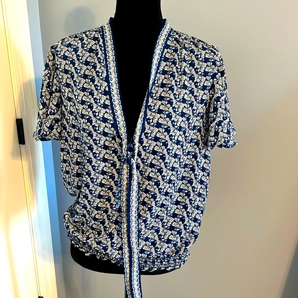 Light and airy ruffle sleeve short sleeve blouse. Deep b neck with self tie - Picture 2 of 7